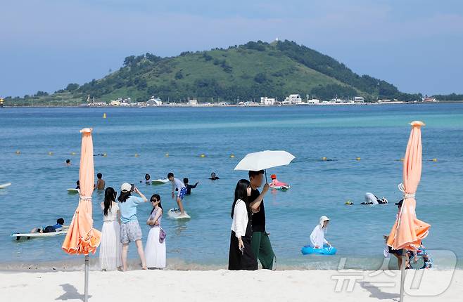 제주도 지정 해수욕장 12곳이 일제히 폐장된 1일 제주시 협재해수욕장에서 늦더위 피서객들이 물놀이를 하고 있다. 제주도는 폭염으로 당분간 물놀이가 계속될 것으로 보고 이날부터 오는 15일까지 지정 해수욕장 12곳에 안전관리요원을 배치하기로 했다. 2024.9.1/뉴스1 ⓒ News1 오미란 기자