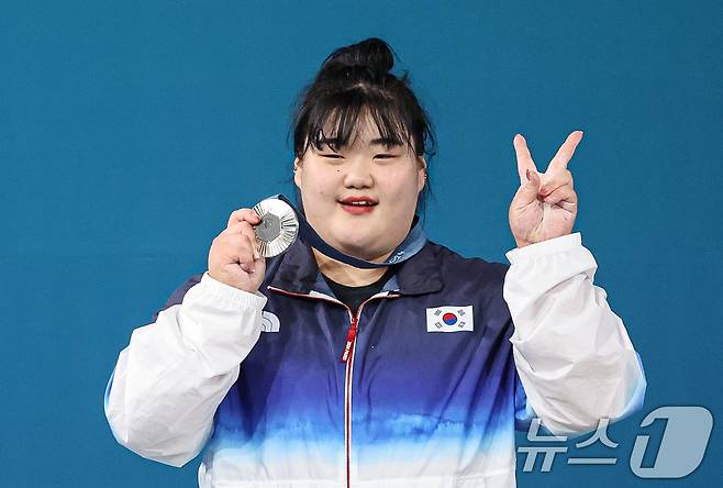 역도 국가대표 박혜정이 11일(한국시간) 프랑스 파리 사우스 파리 아레나6에서 진행된 2024 파리올림픽 역도 여자 81kg급 시상식에서 은메달을 들고 포즈를 취하고 있다. 2024.8.11 /뉴스1 ⓒNews1 이동해 기자