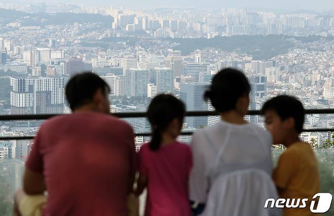 서울 용산구 남산타워를 찾은 시민들이 도심을 바라보고 있다. /뉴스1 ⓒ News1 김민지 기자