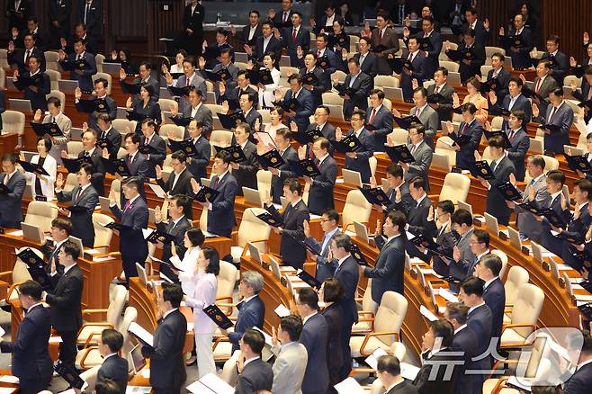 2일 오후 서울 여의도 국회 본회의장에서 열린 제22대 국회 개원식 겸 제418회 국회(정기회) 개회식에서 의원들이 선서를 하고 있다. 2024.9.2/뉴스1 ⓒ News1 신웅수 기자