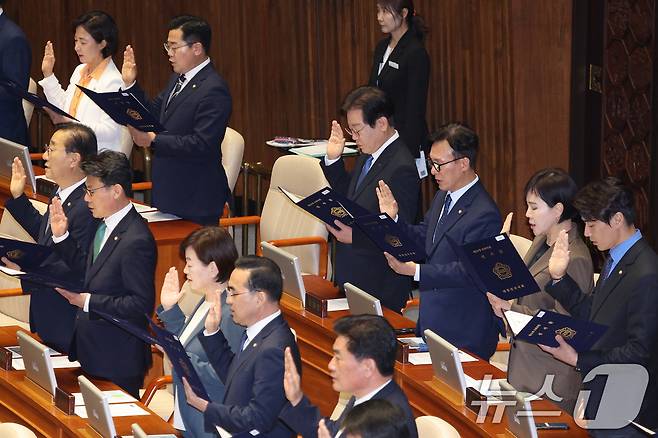 이재명 더불어민주당 대표를 비롯한 의원들이 2일 오후 서울 여의도 국회 본회의장에서 열린 제22대 국회 개원식 겸 제418회 국회(정기회) 개회식에서 의원들이 선서를 하고 있다. 2024.9.2/뉴스1 ⓒ News1 신웅수 기자