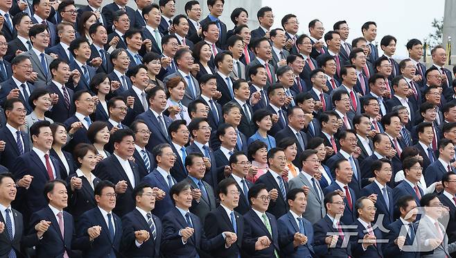 우원식 국회의장과 제22대 국회의원들이 2일 오후 서울 여의도 국회 본청 앞 계단에서 전반기 단체 기념 사진 촬영을 하고 있다. 2024.9.2/뉴스1 ⓒ News1 신웅수 기자