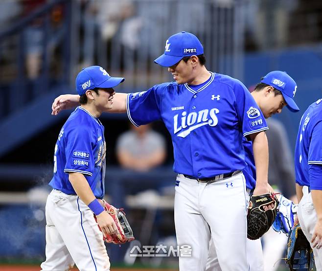 삼성 김재윤이 29일 고척 스카이돔에서 열린 2024 KBO리그 키움과 경기 후 11회 송성문의 타구를 호수비로 처리한 김지찬과  하이파이브를 하고 있다.  2024. 8. 29. 고척 | 최승섭기자 thunder@sportsseoul.com