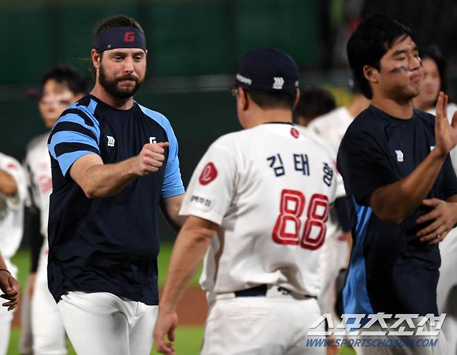 29일 부산 사직구장에서 열린 롯데 자이언츠와 한화 이글스의 경기. 1박2일 혈투 끝 승리한 롯데 윌커슨과 김태형 감독이 하이파이브를 하고 있다. 부산=박재만 기자 pjm@sportschosun.com/2024.08.29/