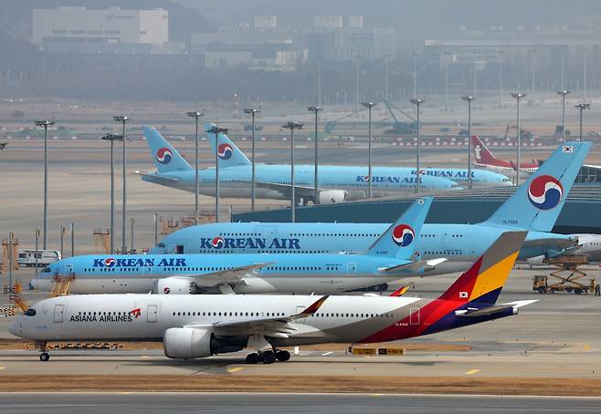 인천국제공항 활주로에서 아시아나항공 항공기가 대한항공 항공기 앞을 지나고 있다.  /뉴스1