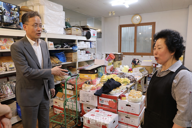 이형일 통계청장이 지난달 30일 대전 동구 신도시장을 방문해 주요 성수품인 과일 물가 동향을 파악하고 있다. ⓒ통계청