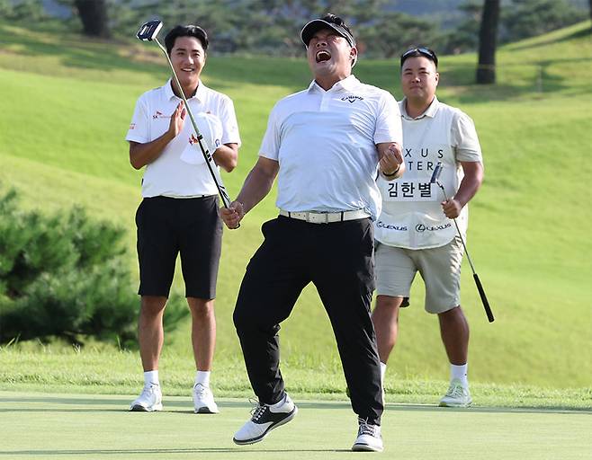 이승택(가운데)은 이날 한국프로골프(KPGA)투어 렉서스 마스터즈에서 
데뷔 첫 우승을 차지한 뒤 포효했다. KPGA 제공