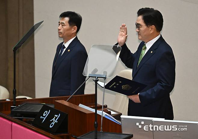 제22대 국회 개원식 겸 제418회국회(정기회) 개회식이 2일 서울 여의도 국회 본회의장에서 열렸다. 우원식 국회의장이 선서를 하고 있다. 이동근기자 foto@etnews.com