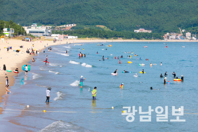 완도 신지 명사십리를 찾은 피서객들이 물놀이를 하고 있다.