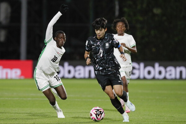 한국의 전유경이 2일(한국시각) 콜롬비아 보고타에서 열린 국제축구연맹(FIFA) 20살 이하 월드컵 D조 첫 경기에서 나이지리아 선수를 뚫고 돌파하고 있다. 보고타/EPA 연합뉴스