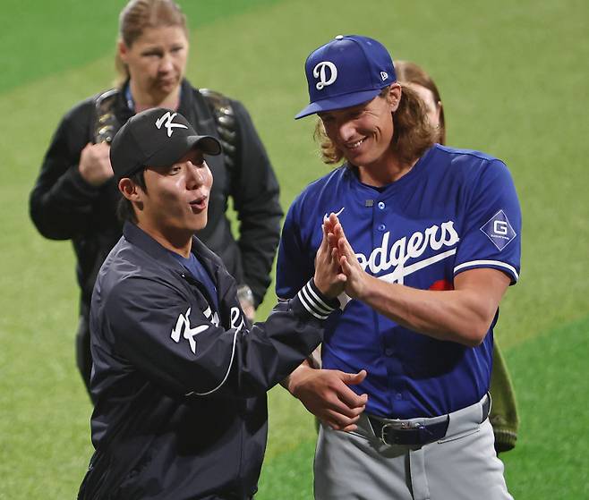 <yonhap photo-2619="">2024 MLB 월드투어 서울 시리즈를 앞둔 지난 3월 16일 서울 고척스카이돔에서 열린 유소년 클리닉에서 로스앤젤레스 다저스의 타일러 글래스노우와 팀 코리아 원태인이 손 크기를 비교하고 있다. 사진=연합뉴스</yonhap>