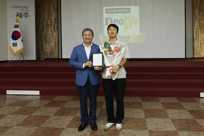 김완근(왼쪽) 제주시장과 백무열 네오플 총무팀장이 2일 제주시청에서 열린 감사패 전달식에서 기념촬영을 하고 있다. 넥슨 제공