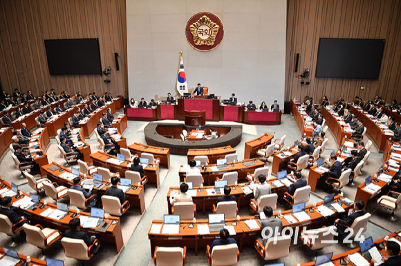 박정 국회 예산결산특별위원회 위원장이 2일 오전 서울 여의도 국회에서 열린 2023 회계연도 결산심사를 위해 열린 예산결산특별위원회 전체회의에서 의사봉을 두드리고 있다. [사진=곽영래 기자]