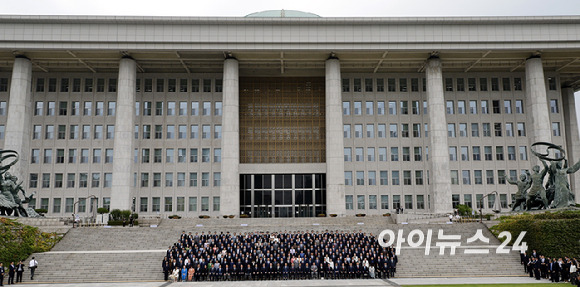 제22대 국회의원들이 2일 국회 개회식이 끝난 뒤 국회 본청 앞에서 단체기념사진촬영을 하고있다. [사진=곽영래 기자]