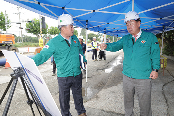 이범석 청주시장(오른쪽)이 2일 상당구 남일면 지방상수도 비상공급망 구축사업 현장을 찾아 공사 진행 상황을 보고 받고 있다. [사진=청주시]