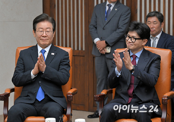 한동훈 국민의힘 당대표와 이재명 더불어민주당 당대표가 2일 오후 서울 여의도 국회본청 의장접견실에서 열린 제22대국회 개원식 겸 정기회 개회식 사전환담에서 우원식 국회의장의 모두발언에 박수치고 있다. [사진=곽영래 기자]