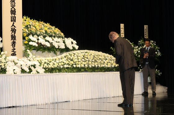 후쿠다 야스오 전 일본 총리가 1일 일본 도쿄에서 열린 간토대지진 한국인 희생자 추념식에서 헌화하고 있다. [사진 재일본대한민국민단]