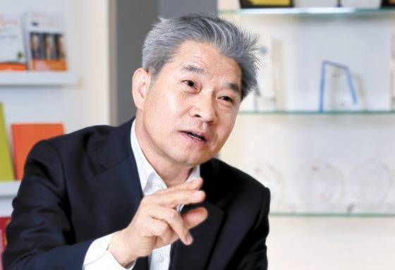 섬마을에서 라디오 듣고 혼자 공부하던 흙수저 출신 에셋플러스 강방천 회장을 평소 존경했다. 이현서 대표는 우연히 식당에서 마주치자 용기를 내 먼저 인사했고, 강 회장은 자본시장의 진가를 알아본 이 대표의 홍보자가 됐다. [중앙포토]