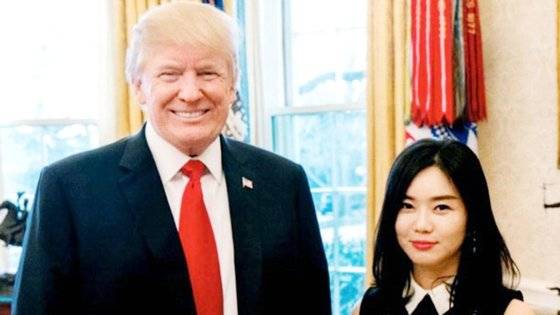 지난 2018년 2월 백악관 초청을 받아 트럼프 대통령(왼쪽)과 만난 이현서 대표. 트럼프는 뒤 일정까지 미뤄가며 이 대표를 비롯한 탈북자의 목소리에 귀를 기울였다고 한다. [사진 이현서]