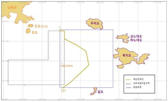 헌법재판소에서 획정한 남해군 - 통영시 사이 해상경계(노란 선). 자료 헌법재판소
