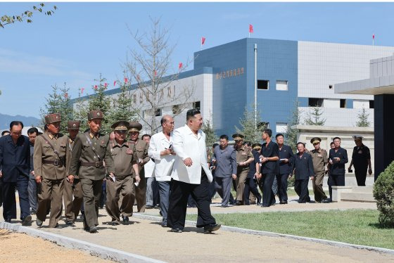 김정은 국무위원장이 지난달 31일 함주군 지방공업공장 건설장을 현지지도하는 모습. 노동신문, 뉴스1