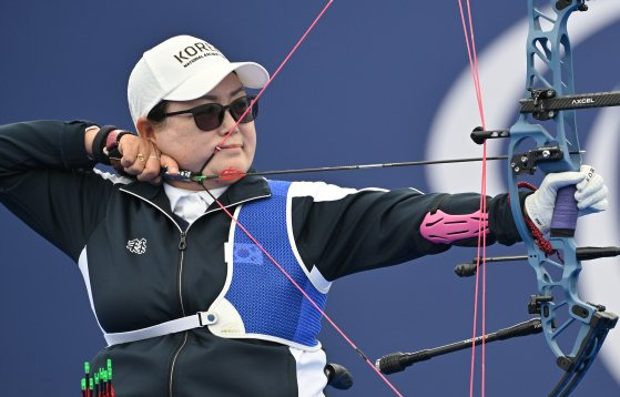 파리 패럴림픽 한국 선수단 최고령인 김옥금. 개인전에 이어 혼성전에서도 4위로 아쉽게 메달을 놀쳤다. 사진 대한장애인체육회