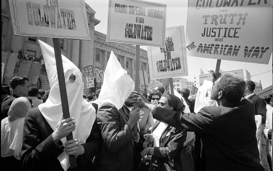 1964년 백인 우월주의 조직인 KKK 단체가 흑인들의 민권운동에 반대해 샌프란시스코에서 시위를 벌이고 있다. 소련 KGB는 이 같은 흑백 갈등을 미국 사회 분열 도구로 사용했다. [중앙포토]