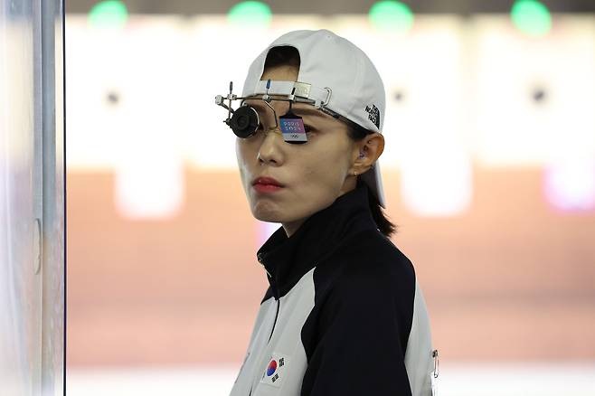 Kim Ye-ji listens to her coach in the 25-meter women’s qualificaiton round in Chateauroux, France on July 28. [JOINT PRESS CORPS]