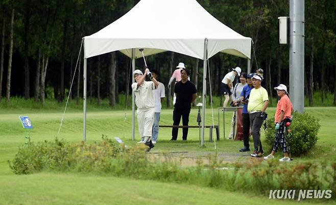 일본 훗카이도 도마코마이시 파크골프협회 선수단이 3일 화천에서 열리는 2024 화천 산천어 전국 파크골프 페스티벌에 출전한다. 지난 1일 입국한 선수단이 2일 오전 산천어 파크골프장에서 적응훈련을 하고 있다.(화천군)