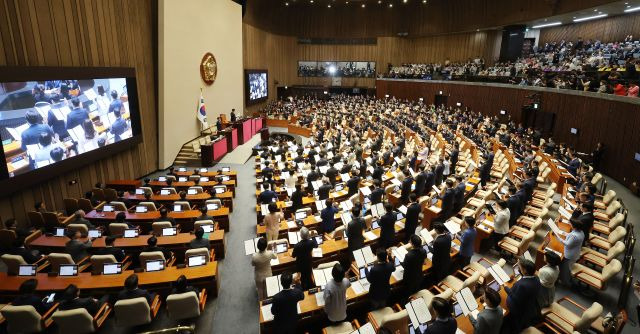 2일 서울 여의도 국회 본회의장에서 열린 제22대 국회 개원식 겸 제418회국회(정기회) 개회식에서 우원식 국회의장을 비롯한 의원들이 선서하고 있다. 연합뉴스