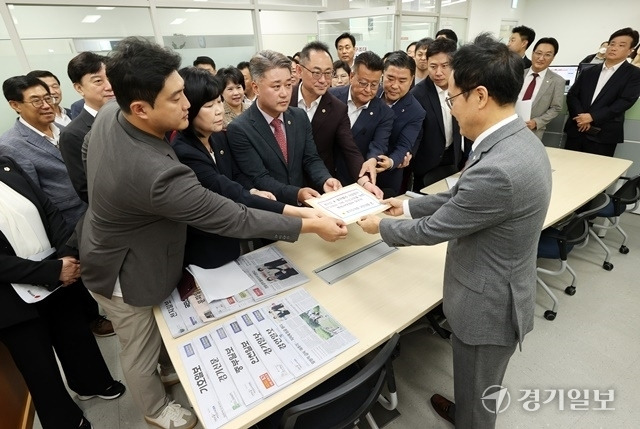 2일 오전 경기도의회 국민의힘이 K컬쳐벨리 행정사무조사 요구서를 제출하고 있다. 조주현기자