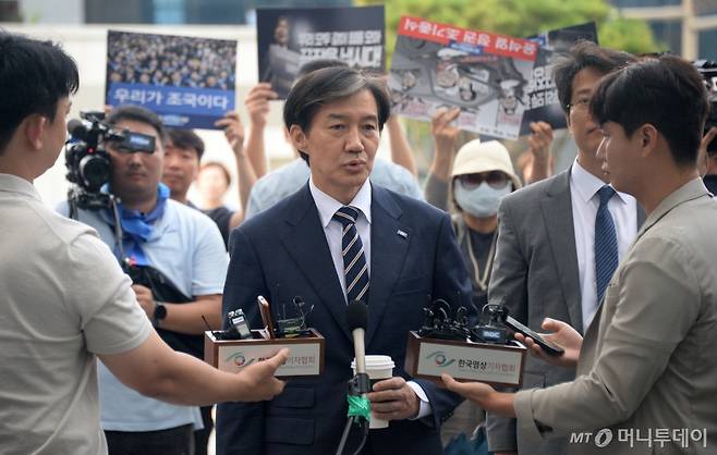 [전주=뉴시스] 김얼 기자 = 조국 조국혁신당 대표가 31일 전북 전주시 전주지방검찰청에서 문재인 전 대통령 옛 사위 특혜채용 의혹과 관련한 참고인 신분으로 조사를 받기 위해 출두해 기자들의 질의에 답변하고 있다. 2024.08.31. pmkeul@newsis.com /사진=김얼