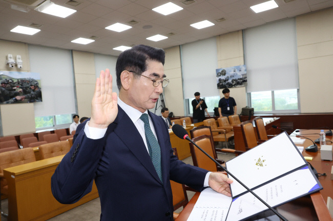 선서 김용현 국방부 장관 후보자가 2일 오전 국회에서 열린 인사청문회에서 선서하고 있다. 연합뉴스