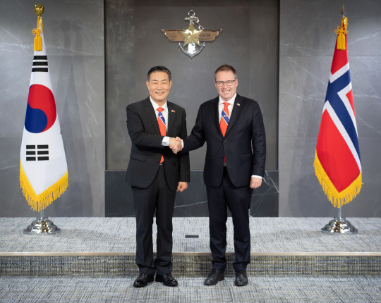 국가안보실장을 겸직하고 있는 신원식(왼쪽) 국방부 장관이 2일 서울 국방부에서 뵨 아릴드그람(오른쪽) 노르웨이 국방부 장관과 만나 악수하며 기념 촬영하고 있다. 국방부 제공