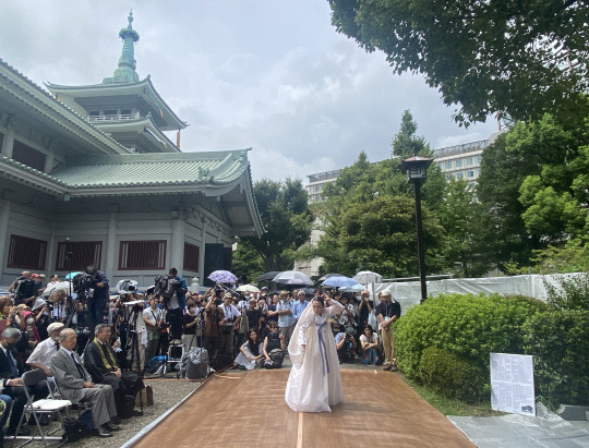 지난 1일 일본 도쿄 스미다구 요코아미초공원에서 열린 간토대지진 101주년 조선인 희생자 추도식에서 한국인 무용가 김순자 씨가 하얀 한복을 입고 진혼무를 추고 있다. 이날 행사는 간토대지진 당시 학살된 조선인을 추도하기 위해 열렸다. 연합뉴스