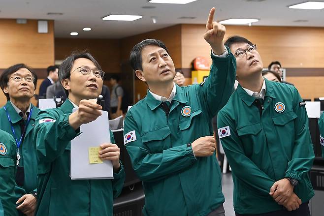 안덕근(오른쪽 두번째) 산업통상자원부 장관이 지난달 31일 경기 의왕 전력거래소 경인전력관제센터에서 여름철 전력수급 상황을 점검하고 있다.[산업통상자원부 제공]