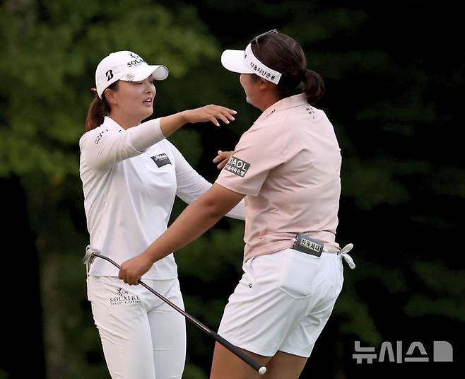 [노턴=AP뉴시스] 유해란(오른쪽)이 1일(현지시각) 미국 매사추세츠주 노턴의 보스턴 TPC(파72)에서 열린 미국여자프로골프(LPGA) 투어 FM 챔피언십 최종 4라운드에서 우승한 뒤 고진영과 포옹하고 있다. 2024.09.02.