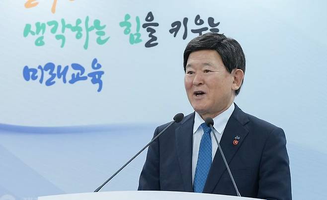 [제주=뉴시스] 김광수 제주도교육감이 2일 도교육청 기자실에서 내년 학교 현장에서 사용될 모든 중학교 역사 교과서 및 고등학교 한국사 교과서에 제주4·3 기술에 관한 기자회견을 하고 있다. (사진=제주도교육청 제공) 2024.09.02. photo@newsis.com *재판매 및 DB 금지