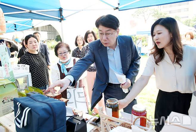 [전주=뉴시스]윤난슬 기자 = 전북 전주시와 전주시시니어클럽연합회는 민족 최대 명절인 추석을 앞두고 2일 전주시청 앞 노송광장에서 '제1회 추석맞이 마음나눔 큰 장'을 진행했다고 밝혔다. 행사장 찾은 우범기 전주시장.2024.09.02.(사진=전주시 제공)