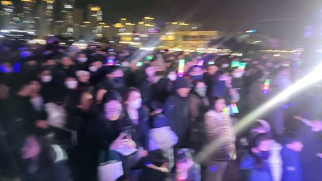 [뉴시스=세종]지난 2일 시청 인근 이응다리에 열린 '세종 빛 축제' 개막식 무대 주변으로 시민들이 몰리면서 아찔한 상황이 연출되고 있다. ssong1007@newsis.com *재판매 및 DB 금지