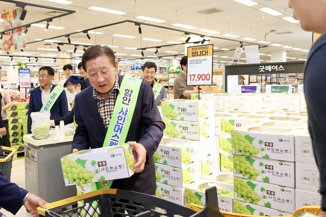 조근제 함안군수가 소비자들에게 함안 샤인머스캣을 홍보하고 있다.