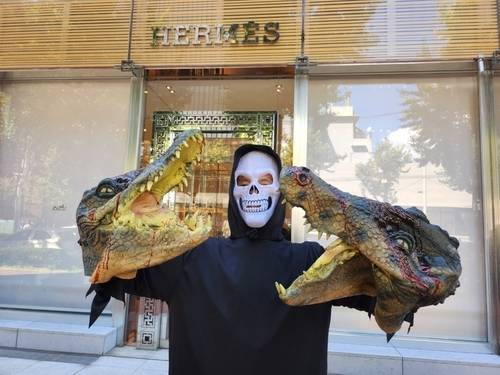 한국동물보호연합이 서울 강남구 신사동의 에르메스 매장 앞에서 비윤리적인 악어 도축 방식을 지적하는 퍼포먼스를 하고 있다. 한국동물보호연합