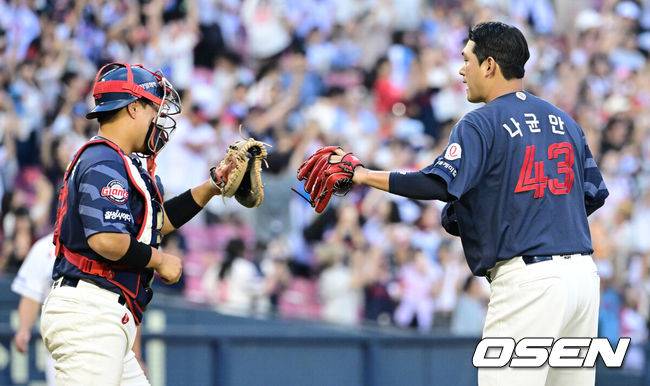 [OSEN=잠실, 최규한 기자] 프로야구 롯데 자이언츠가 두산 베어스에 승리, 4연승을 이어갔다. &nbsp;롯데는 1일 잠실구장에서 열린 2024 KBO리그 두산과&nbsp;경기에서 연장 12회 접전 끝에 4-3으로 승리했다. 연장 12회 2사 1,3루에서 정훈이 결승타를 때려냈다.&nbsp;이날 1군에 복귀한 나균안이 2이닝 1피안타 4탈삼진 무실점으로 구원승을 기록했다.&nbsp;롯데는 7위로 올라서며 5위 KT에 2.5경기 차이로 따라 붙었다. 승률에서 6위 한화에 뒤진 7위가 됐다.&nbsp;연장 12회말 두산 공격을 삼자범퇴로 이끌며 경기를 마무리지은 롯데 투수 나균안이 포수 서동욱과 인사를 나누고 있다. 2024.09.01 / dreamer@osen.co.kr