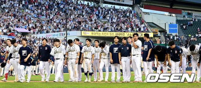 [OSEN=잠실, 최규한 기자] 프로야구 롯데 자이언츠가 두산 베어스에 승리, 4연승을 이어갔다. &nbsp;롯데는 1일 잠실구장에서 열린 2024 KBO리그 두산과&nbsp;경기에서 연장 12회 접전 끝에 4-3으로 승리했다. 연장 12회 2사 1,3루에서 정훈이 결승타를 때려냈다.&nbsp;이날 1군에 복귀한 나균안이 2이닝 1피안타 4탈삼진 무실점으로 구원승을 기록했다.&nbsp;롯데는 7위로 올라서며 5위 KT에 2.5경기 차이로 따라 붙었다. 승률에서 6위 한화에 뒤진 7위가 됐다.&nbsp;경기를 마치고 두산 선수들이 팬들에게 인사하고 있다. 2024.09.01 / dreamer@osen.co.kr