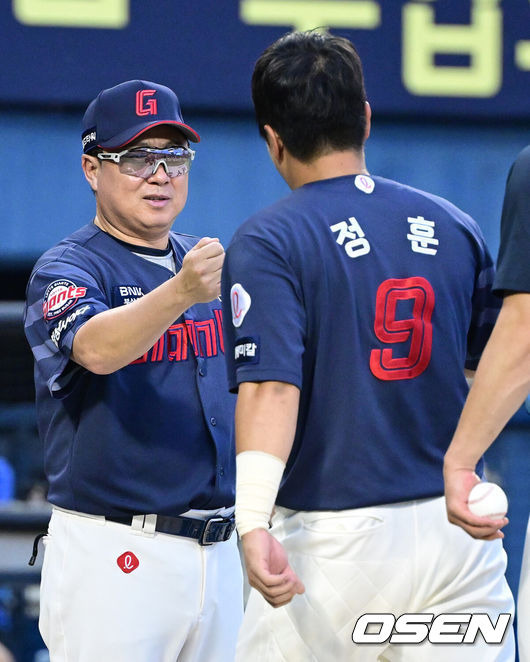 [OSEN=잠실, 최규한 기자] 프로야구 롯데 자이언츠가 두산 베어스에 승리, 4연승을 이어갔다.  롯데는 1일 잠실구장에서 열린 2024 KBO리그 두산과 경기에서 연장 12회 접전 끝에 4-3으로 승리했다. 연장 12회 2사 1,3루에서 정훈이 결승타를 때려냈다. 이날 1군에 복귀한 나균안이 2이닝 1피안타 4탈삼진 무실점으로 구원승을 기록했다. 롯데는 7위로 올라서며 5위 KT에 2.5경기 차이로 따라 붙었다. 승률에서 6위 한화에 뒤진 7위가 됐다. 경기를 마치고 승리한 롯데 김태형 감독과 정훈이 인사를 나누고 있다. 2024.09.01 / dreamer@osen.co.kr