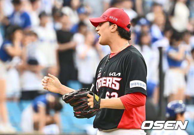 [OSEN=대구, 이석우 기자] 1일 대구삼성라이온즈파크에서 2024 신한 SOL 뱅크 KBO 리그 삼성 라이온즈와 KIA 타이거즈의 경기가 열렸다.홈팀 삼성은 원태인이 방문팀 KIA는 스타우트가 선발 출전했다.KIA 타이거즈 정해영이 삼성 라이온즈에 6-5 짜릿한 역전승을 올리고 환호하고 있다. 2024.09.01 / foto0307@osen.co.kr