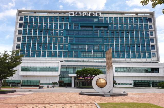 ▲스마트 농업과 기후변화 대응 등 농업과 농촌 경쟁력 강화를 위해 전북혁신도시에 본청을 둔 농촌진흥청이 내년도에만 1조원을 투자한다. ⓒ농촌진흥청 전경