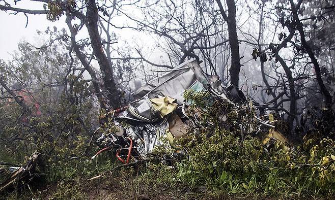 에브라힘 라이시 이란 대통령 일행을 태우고 가다 추락한 헬리콥터의 잔해가 지난 5월 20일(현지시간) 이란 동아제르바이잔주 산악 지대의 울창한 숲속에 흩어져 있다. 디즈마르=EPA연합뉴스