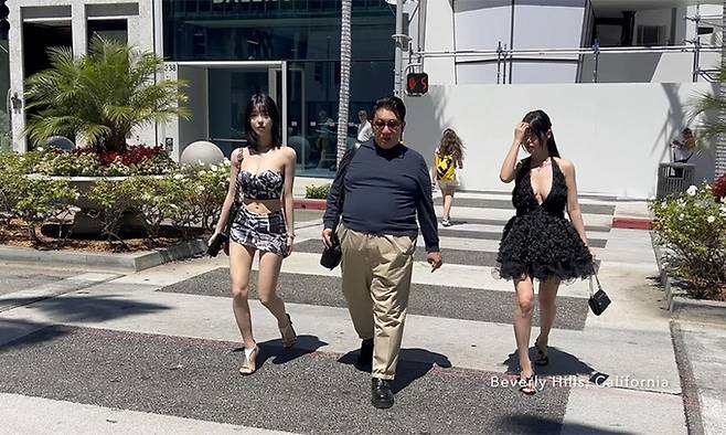 지난달 7일 미국 LA 베버리힐스 거리에서 BJ과즙세연, 그의 언니와 함께 걷고 있는 방시혁의 모습. 유튜브 채널 ‘I am WalKing’ 갈무리