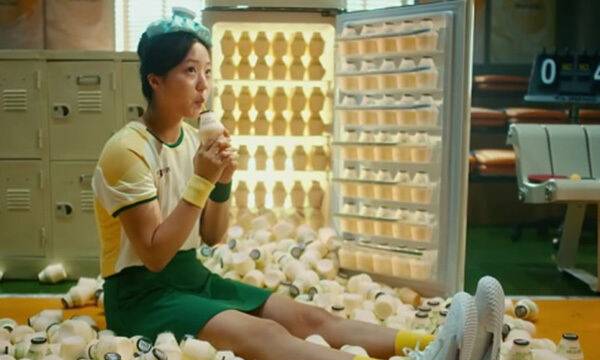 탁구 신유빈 선수가 파리올림픽 경기 중 포착됐던 모습처럼 머리 위에 얼음주머니를 올린 채 바나나맛 우유를 마시고 있다. 빙그레 유튜브